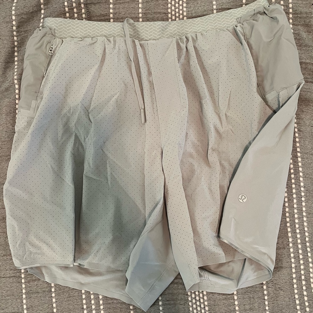 Lululemon men’s size medium lined running shorts